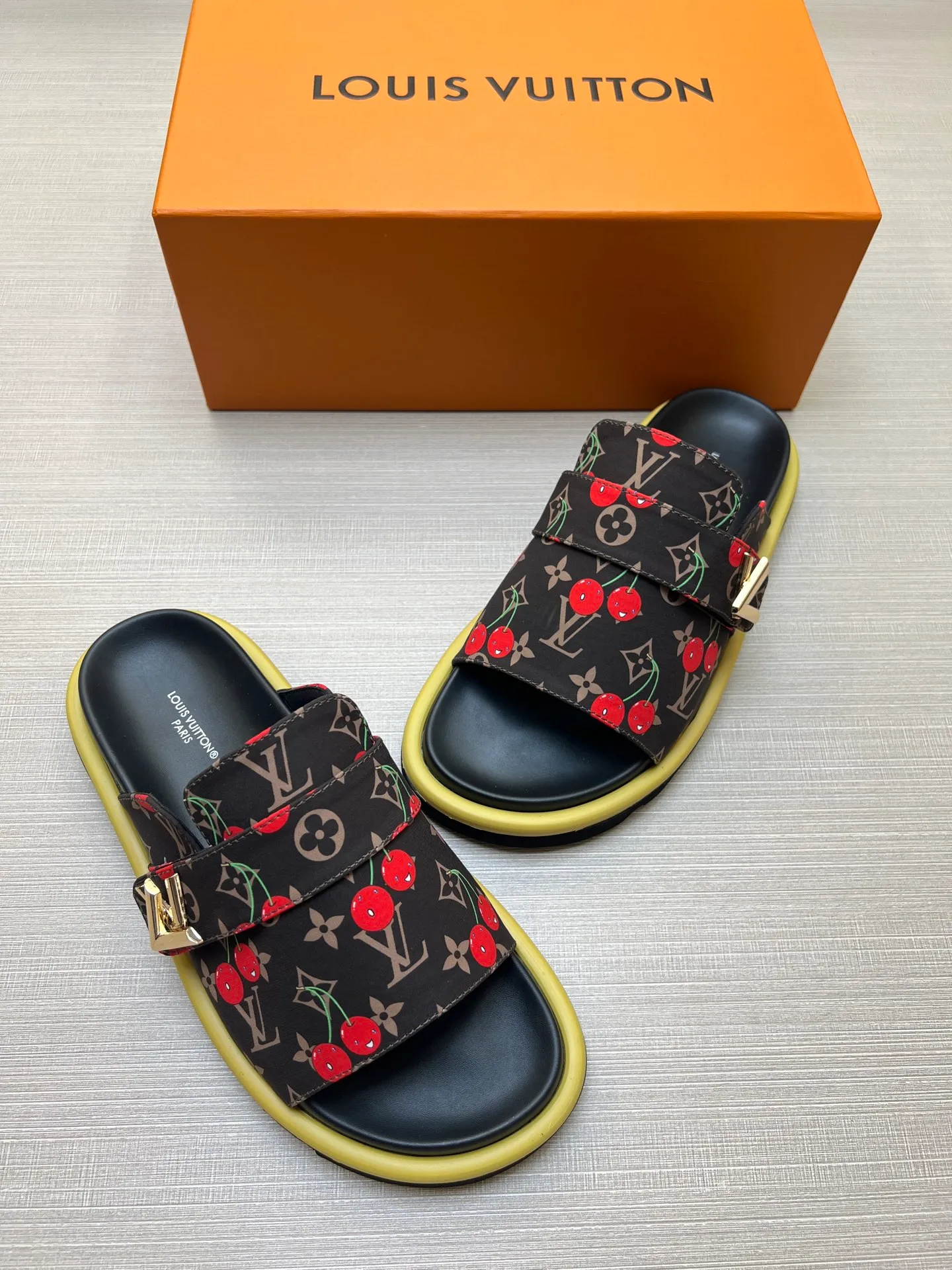Factory price: 360💰【LOUIS VUITTON】Louis Vuitton, LV printing, men's and women's slippers are on the market, drawer box packaging with cloth bag, card, the upper pattern looks very soft and waxy, super versatile leg slimming artifact. Fabric: imported denim/canvas/old fabric, LV hardware LOGO, official website pattern printing, comfortable to wear, foot pads: high elastic men's shoes💰U water table. Sole: foam sole, heel height: about 5cm. Code number: 35-46, 35, 45, 46 are custom-made and non-returnable. Color: multiple colors and styles available.
